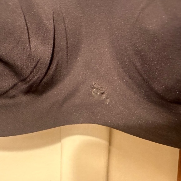 Skims NAKED SCOOP BRA in onyx size XS NWT. 🚨see pics for flaw on front of bra🚨 - Picture 7 of 7